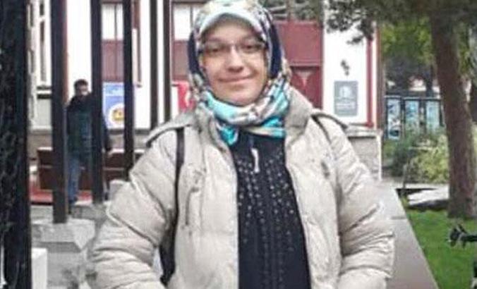 Devrilen demir kapının altında kalan Semanur, hayatını kaybetti