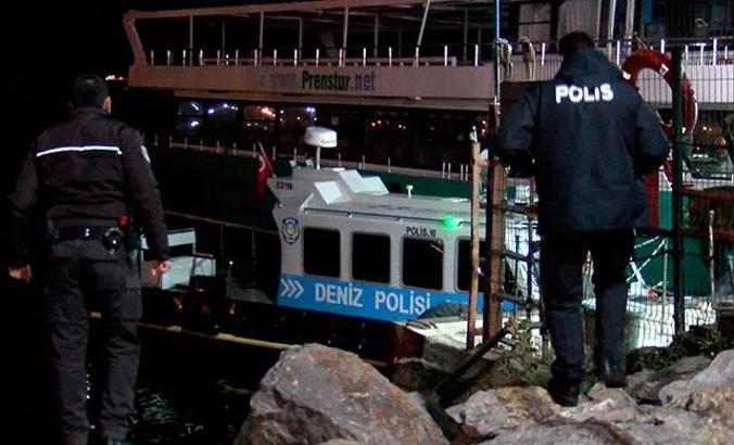 Kartal'da filika battı: 4 kişi boğulma tehlikesi atlattı