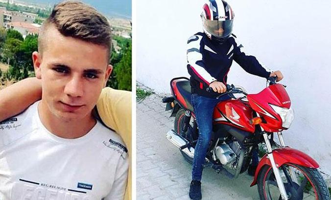 Motosikletiyle traktörün römorkuna çarpan kasksız genç öldü