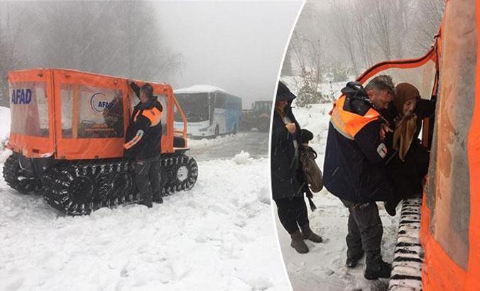 Kartepe'de karla kaplı yolda kalan otobüsler çekildi