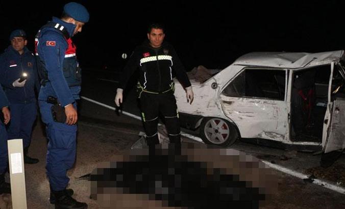 Kemer'de otomobil duvara çarptı: 2 ölü, 4 yaralı