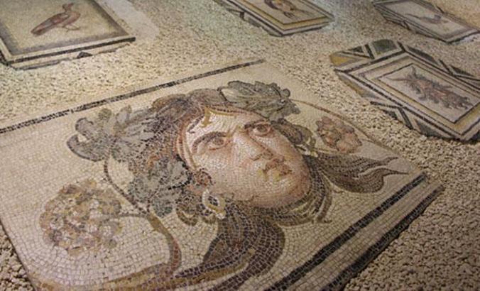 'Çingene Kızı' mozaiği getirilen parçalarıyla ziyarete açıldı