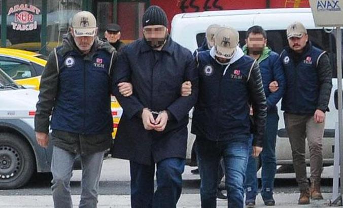 Evlerinde peruk ve takma bıyık ele geçirilen 4 FETÖ şüphelisi adliyede