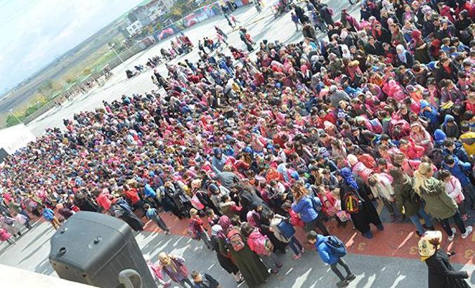 Türkiye’nin en kalabalık ilkokulundaki öğrenci sayısı 66 ilçeden fazla