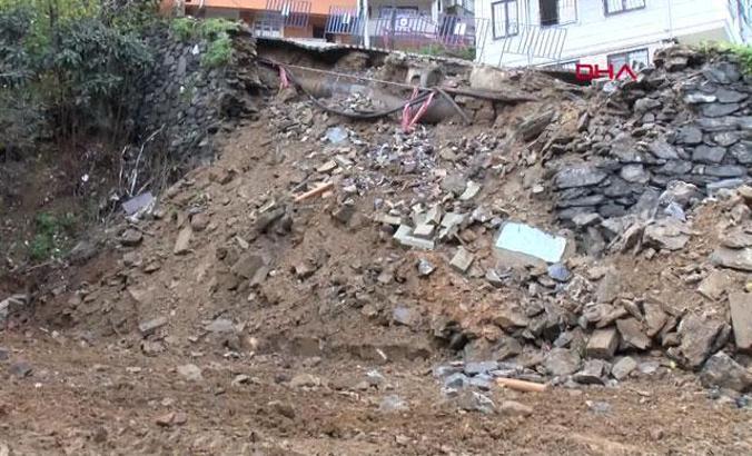 Kağıthane'de istinat duvarı çöktü