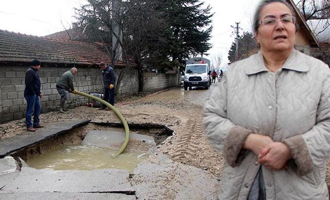 Su borusu bomba gibi patladı, yol çöktü, evi su bastı