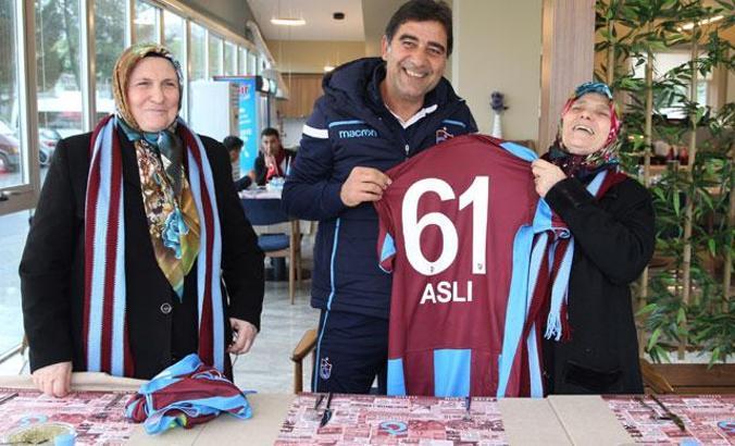 Trabzonspor, Atiker Konyaspor maçında tribünde örgü ören kız kardeşleri ağırladı