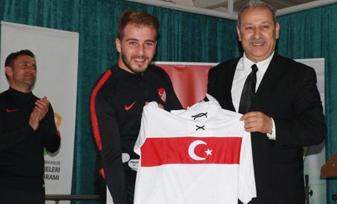 Ampute Milli Takım antrenörü ve futbolcuları öğrencilerle buluştu