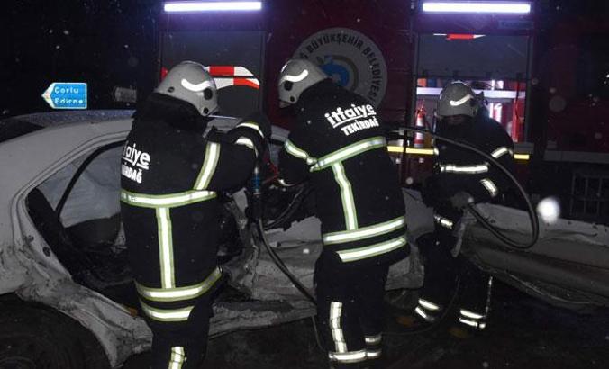 Çorlu'da otomobil bariyere çarptı: 1 ölü, 1 yaralı