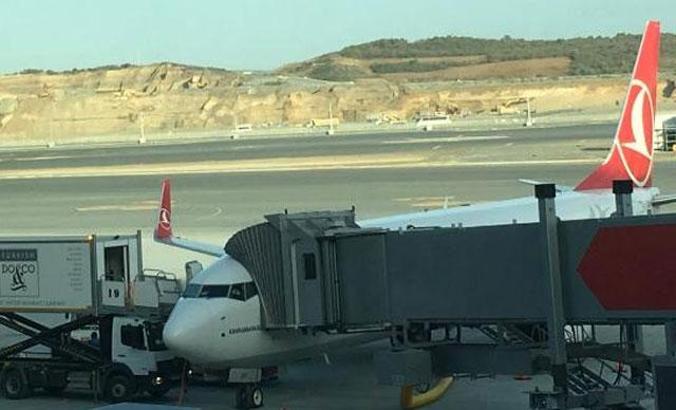 İstanbul Havalimanı'nda B777'nin 30 dakikalık yolcu köprüsü parkı 181 euro