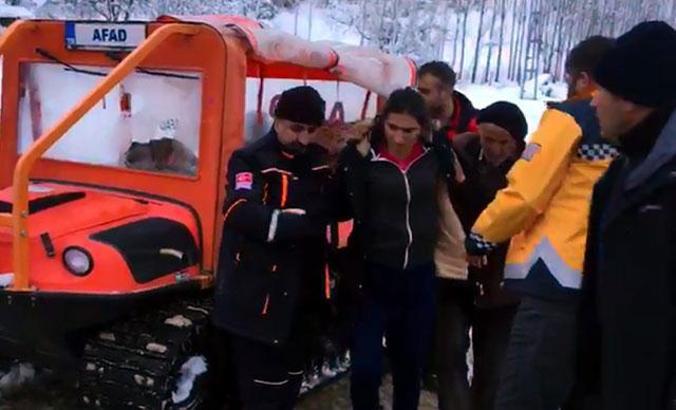 Kar nedeniyle yolu kapanan köydeki hastanın yardımına AFAD ve UMKE yetişti