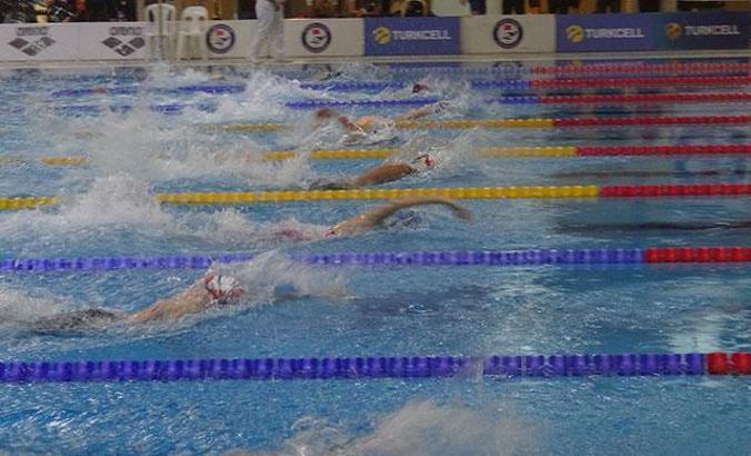 Yüzmede 13 Türkiye rekoru kırıldı