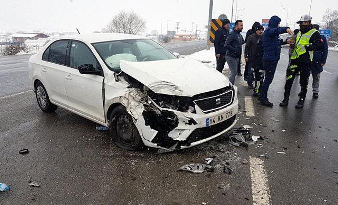 Bolu'da otomobil ile minibüs çarpıştı: 3 yaralı