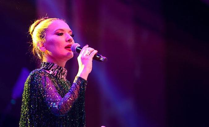 Demet Akalın'ı, Okan Kurt ve Hira da dinledi