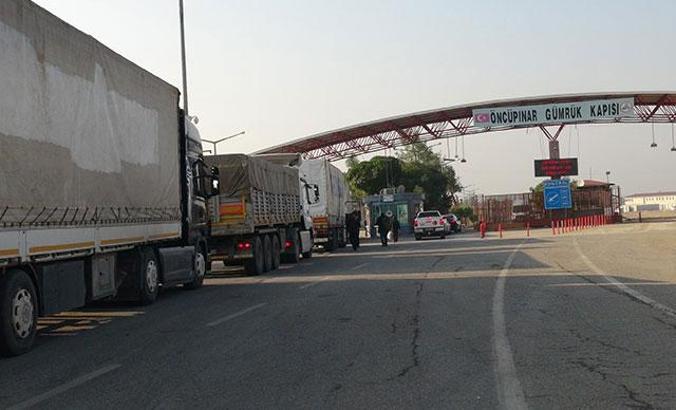 Öncüpınar'da iki otomobilde 26,5 kilo altın ve 2 milyon TL ele geçirildi