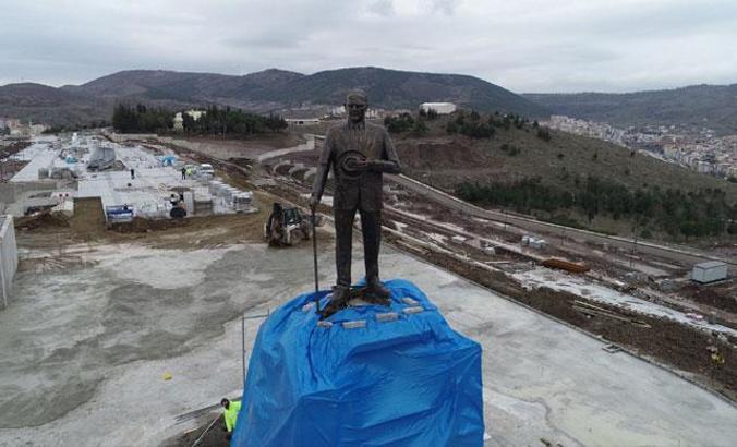 Balıkesir'de Atatürk Anıtı’nın montajı sürüyor