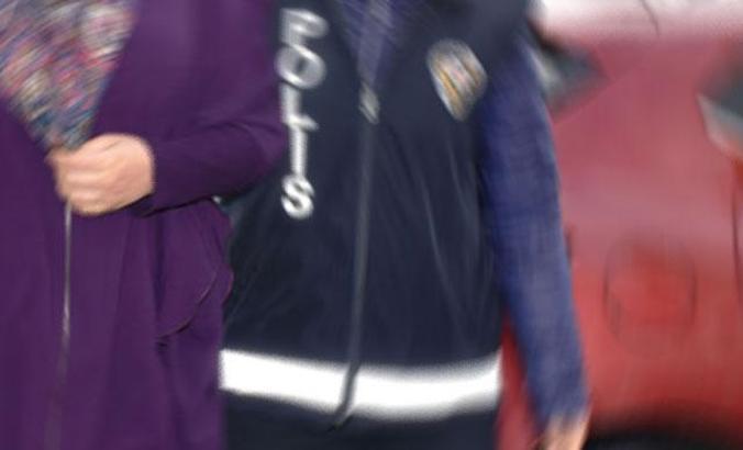 FETÖ üyesi kadın, deşifre olmamak için mini etek giymiş