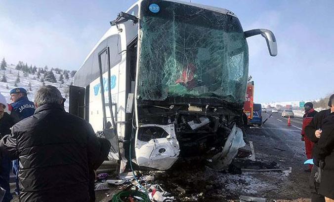 Ankara'da yolcu otobüsü TIR'a çarptı: 1 ölü, 8 yaralı
