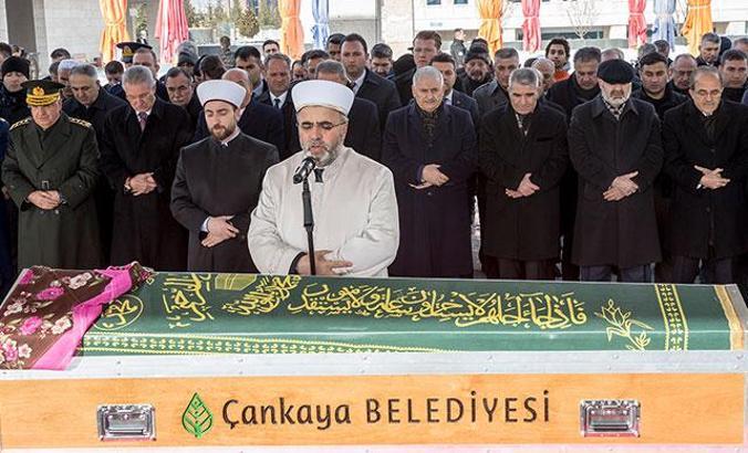 Yıldırım, 3.Ordu Komutanı İsmail Serdar Savaş'ın annesinin cenaze törenine katıldı