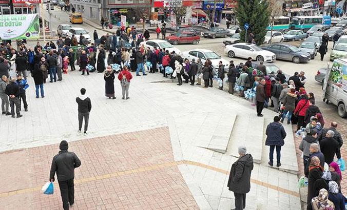 Safranbolu’da 5 plastik şişe getirene bez çanta kuyruğu