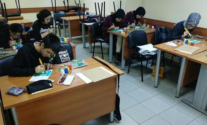 Kötü alışkanlıklardan uzak duran gençler meslek sahibi oluyor