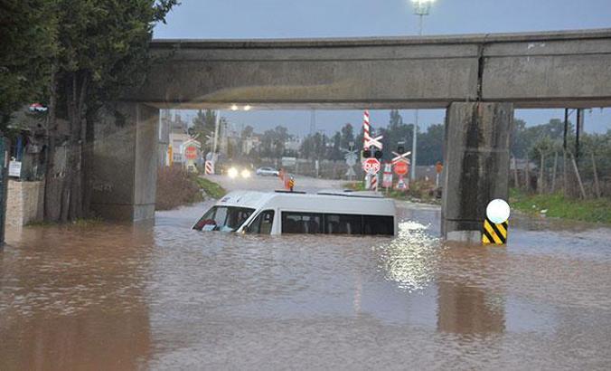 Adana'da evleri su bastı, araçlar yolda kaldı