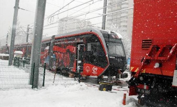 Kayseri'de karda kayan tramvay raydan çıktı