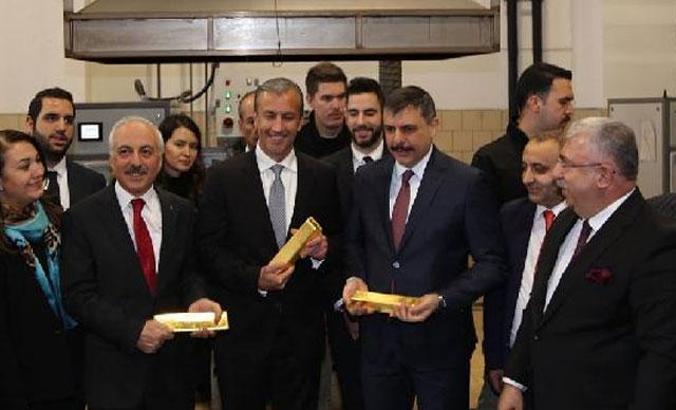 Venezuela Devlet Başkanı Maduro'nun yardımcısı, altın rafinerisine hayran kaldı