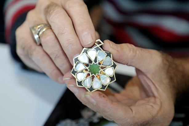 Gönüllü eğitmen, sedef kakma sanatını öğretiyor