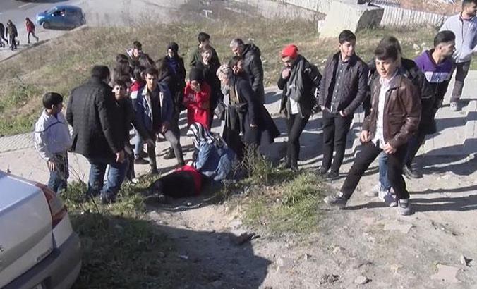 Esenyurt'ta araç kaldırımda yürüyenlerin arasına daldı