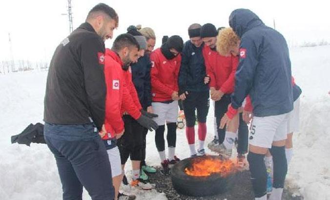 Futbolcular, eksi 20 derecede lastik yakarak idman yapıyor
