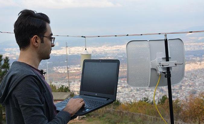 9,5 kilometre uzaktan evinin kablosuz internetine bağlandı
