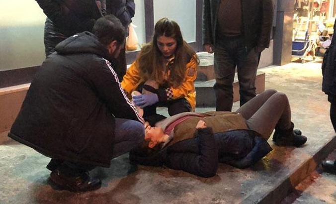 Buzda kayan genç kız başından yaralandı