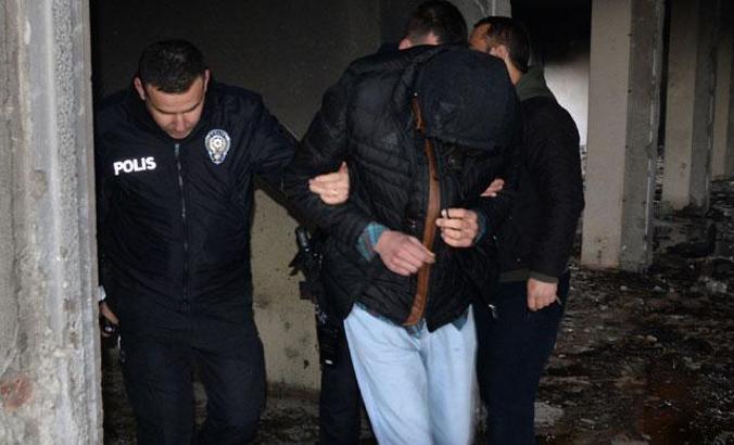 Boş fabrika binasında kız çocuğuyla çıplak yakalandı