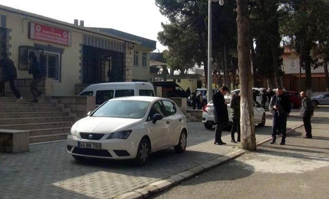 Kavgada boğazından bıçaklanan genç, 1 ay sonra öldü