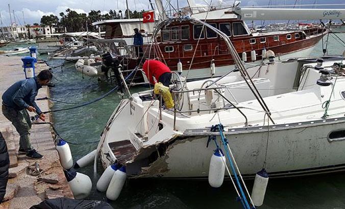 Limanda demirli tekne, fırtınada beton rıhtıma çarptı