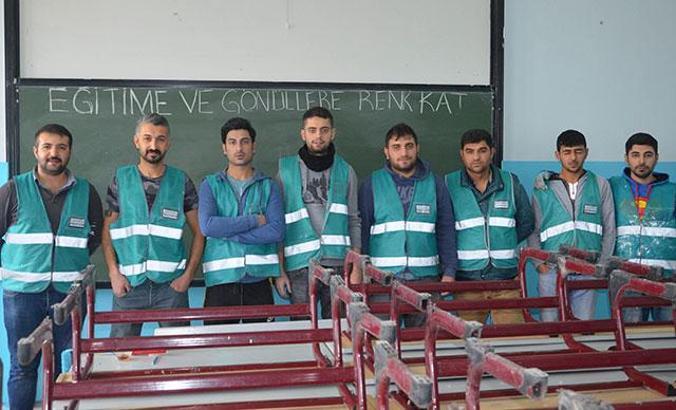 Mahkumlar, ''Eğitime ve gönüllere renk katıyor'' projesiyle okulları boyuyor
