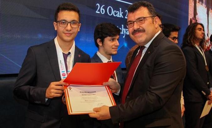 Uğur Okulları öğrencisi Türkiye birincisi oldu