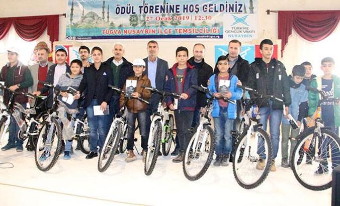 Sabah namazına giden çocuklara bisiklet hediye edildi