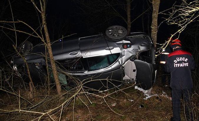Otomobil yoldan çıkıp ormana girdi: 2 yaralı