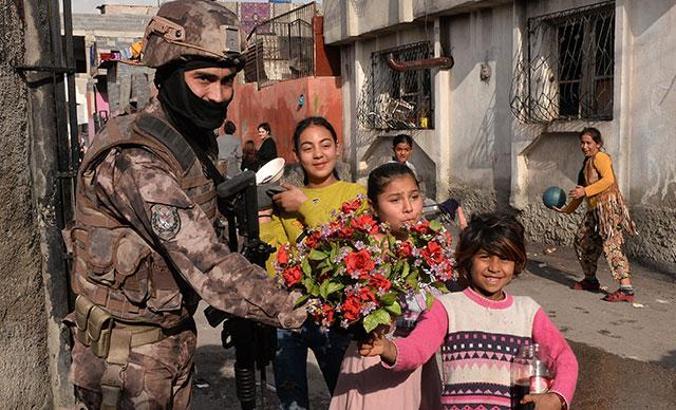 Adana'da narkotik uygulamasında polise çiçek