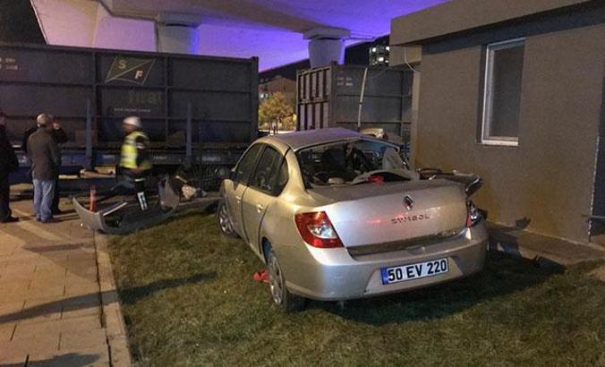 Otomobil yük trenine çarptı: 1'i çocuk 2 yaralı