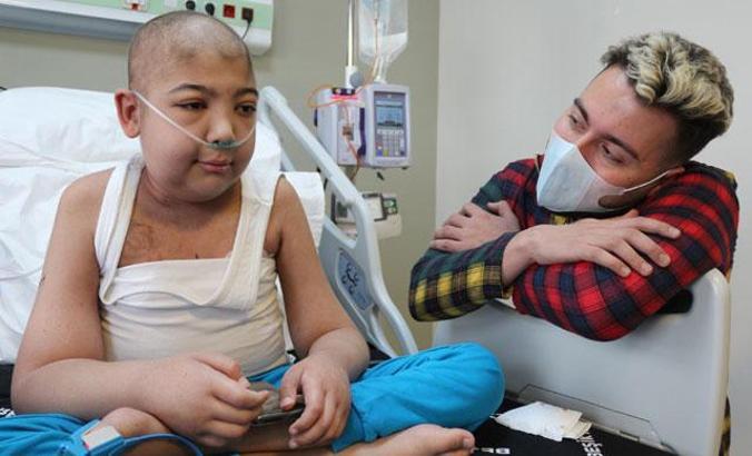 Enes Batur ve oyuncak hayali gerçekleşen lösemili Adnan, yaşama tutunamadı