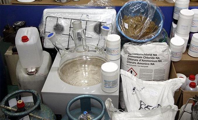 Okul yanındaki uyuşturucu imalathanesine polis baskını