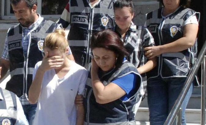 Annelerini öldüren kız kardeşler, yeniden hakim karşısında