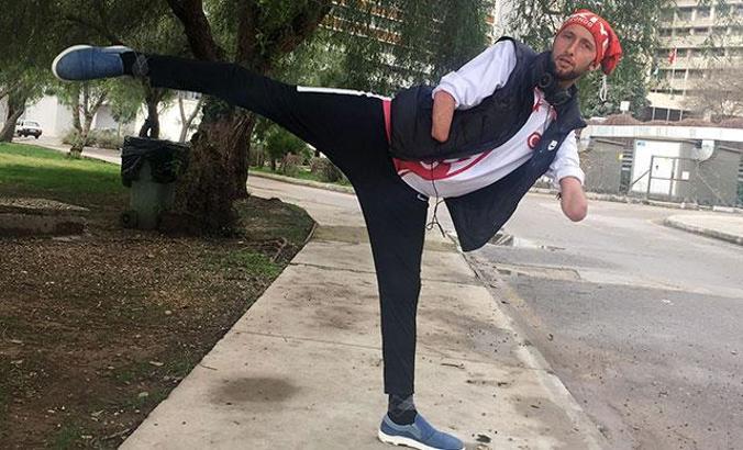 İki kolunu kaybetti, azmiyle tekvandoda madalyaya uzandı