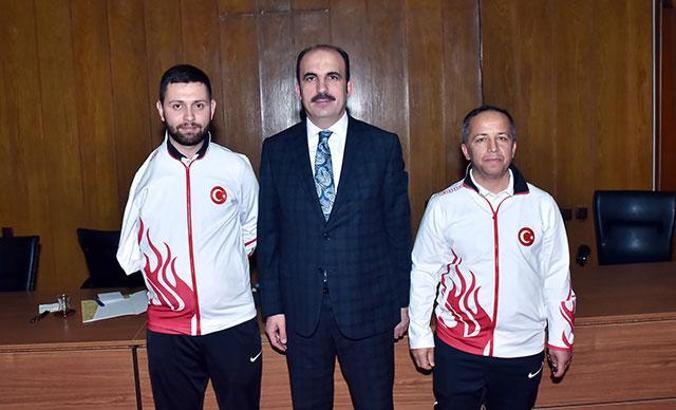 Konya Büyükşehir Belediyesi Başkanı'ndan Para Tekvando Şampiyonuna ödül