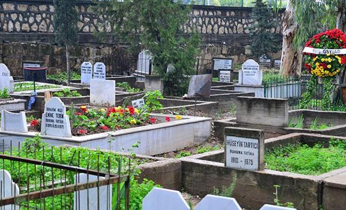 Fatih Terim'in babası Talat Terim'in mezarı Sarı-kırmızı çiçeklerle donatıldı