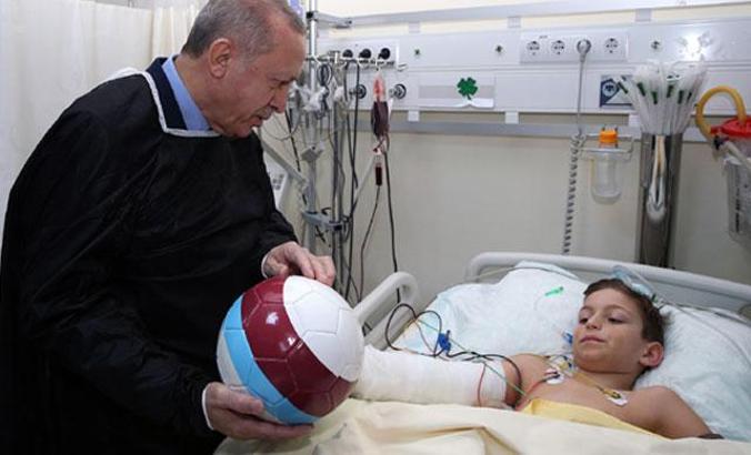 Cumhurbaşkanı Erdoğan enkazdan kurtarılan çocukları ziyaret etti