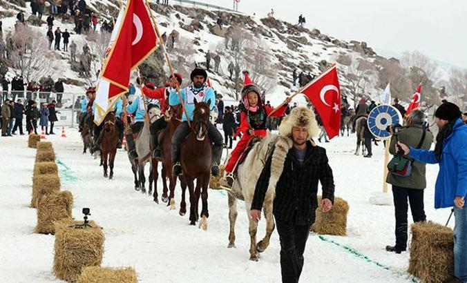 Buzla kaplanan Çıldır Gölü üzerinde muhteşem şölen